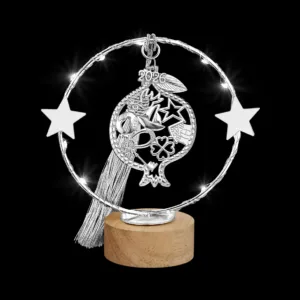 Φωτιζόμενο Γούρι 2026: Ασημί Ρόδι σε Ξύλινη Βάση | Επιτραπέζιο