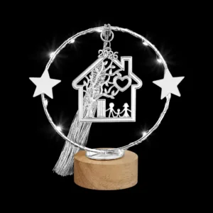 Φωτιζόμενο Γούρι 2026: Ασημί Σπίτι & Οικογένεια LED (13cm) | Επιτραπέζιο