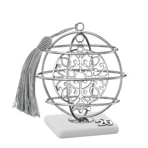 Γούρι 2026 Ασημί Περίτεχνο Ρόδι σε Μεταλλική Σφαίρα – Σε Βότσαλο