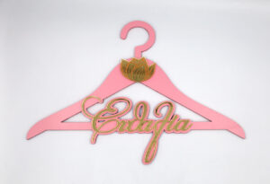 Προσωποποιημένη Ξύλινη Κρεμάστρα Βάπτισης Νούφαρο με Όνομα από Χρυσό Plexiglass