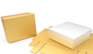 ΧΑΡΤΙΝΟ ΚΟΥΤΙ ΜΕ ΚΑΠΑΚΙ ΧΡΥΣΟ/ΑΣΗΜΙ 30cm x 23cm x 9cm